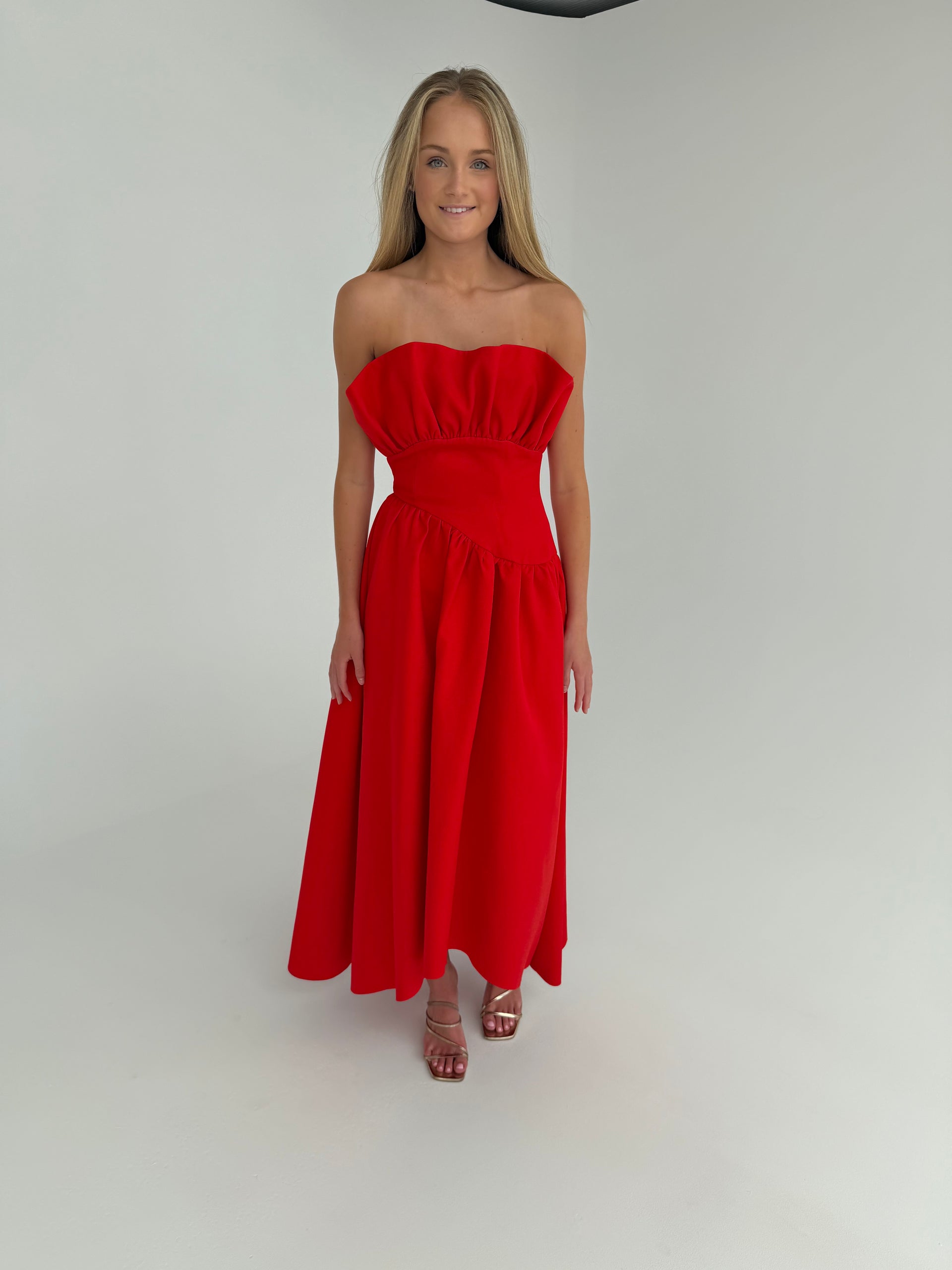 elliatt laurel sleeveless maxi dress in red Elliatt Laurel sleeveless maxi dress – ABC Dress Hire
