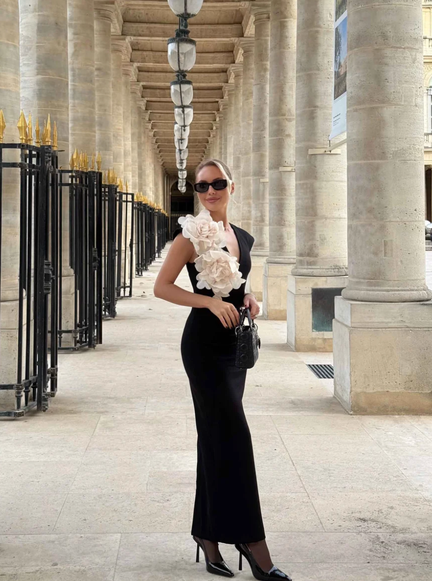Elliatt Zahara V-Neck Gown in Black